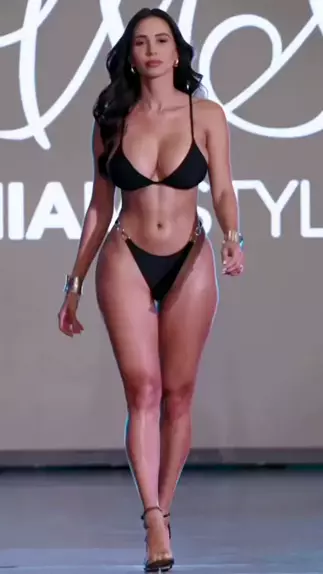 clare errington add kate mckinnon bikini photo